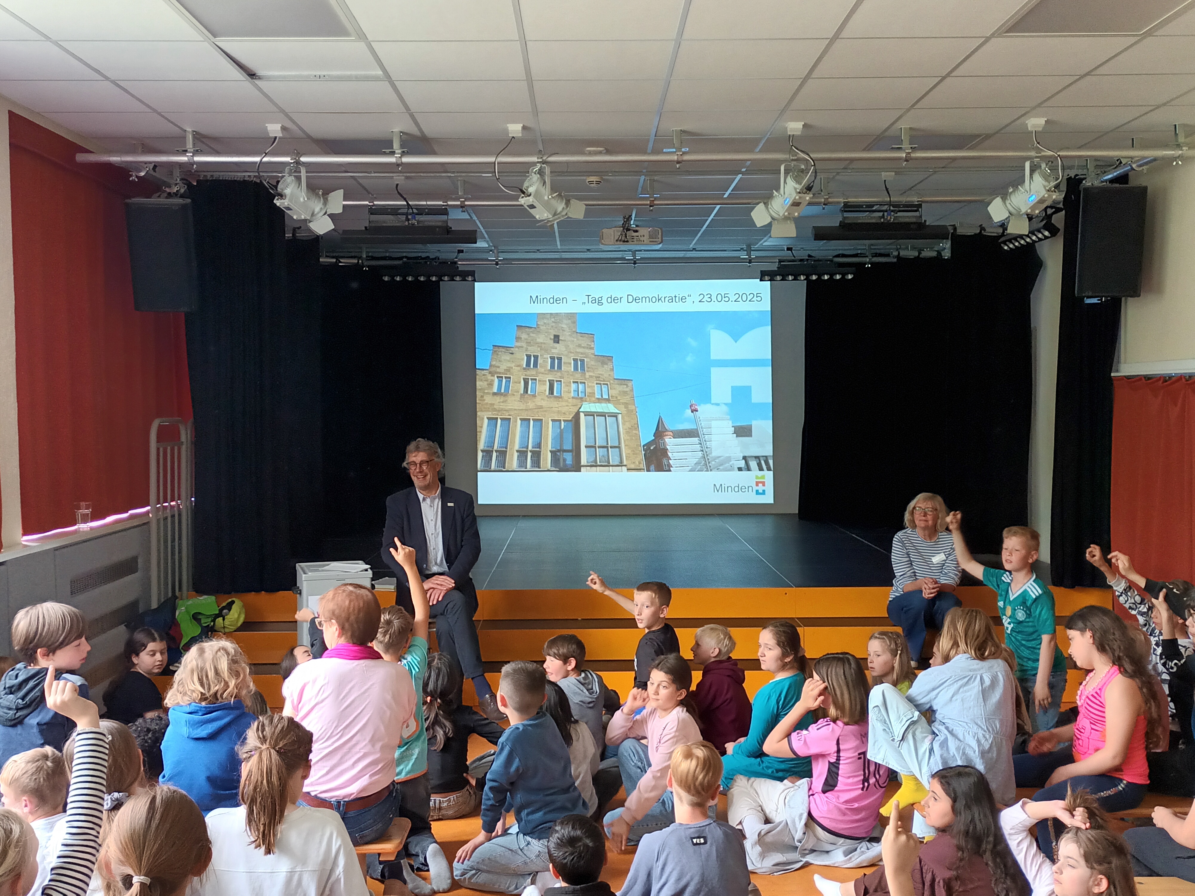 Kinder sehen eine Präsentation in einem Multimediaraum.